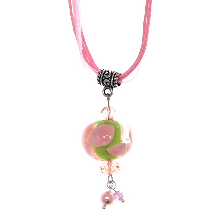 Кулон Балеарские каллы (Lampwork) Ручная авторская работа14 Кулон Балеарские каллы (Lampwork) Ручная авторская работа14Общая высота кулона 6 см, ширина 2,2 см. Длина жгута 46-51 см. Авторская работа. Автор Ольга Букина. Воспоминания о Пальма-де-Майорке и волшебных цветах Маривентского собора королевской семьи... Вечное лето и волшебный цвет солнца, пробивающего толщу кристально чистой воды. Частичка тепла Средиземноморья останется с вами навсегда, согревая, будоража воспоминания, делая Вас волшебной, разной, прекрасной! Каждое украшение выполнено вручную и потому уникально. Ваше украшение может несколько отличаться в деталях от представленного на фотографии. Общий вид украшения сохраняется.