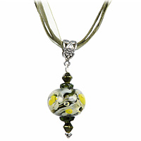 Кулон Жемчужина Нила (Lampwork) Ручная авторская работаPD0023 Кулон Жемчужина Нила (Lampwork) Ручная авторская работаPD0023Общая высота кулона 5 см, ширина 2 см. Длина жгута 43-48 см. Авторская работа. Автор Ольга Букина. Оригинальный кулон, выполненный из разноцветного стекла круглой формы, позволит Вам с легкостью воплотить самую смелую фантазию и создать собственный, неповторимый образ. Красивое и необычное украшение блестяще подчеркнет изящество, женственность и красоту своей обладательницы и поможет внести разнообразие в привычный образ.