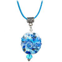 Кулон Барьерный риф (Lampwork) Ручная авторская работа18 Кулон Барьерный риф (Lampwork) Ручная авторская работа18Общая высота кулона 5,5 см, ширина 2,5 см. Длина жгута 45-49 см. Авторская работа. Автор Ольга Букина. Оригинальный кулон, выполненный из разноцветного стекла, позволит Вам с легкостью воплотить самую смелую фантазию и создать собственный, неповторимый образ. Красивое и необычное украшение блестяще подчеркнет изящество, женственность и красоту своей обладательницы и поможет внести разнообразие в привычный образ.