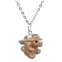 Кулон Кофейный кролик (Lampwork) Ручная авторская работа8 Кулон Кофейный кролик (Lampwork) Ручная авторская работа8Общая высота кулона 3 см, ширина 1,5 см. Длина цепочки 43 см. Авторская работа. Автор Ольга Букина. Оригинальный кулон, выполненный из разноцветного стекла в форме кролика, позволит Вам с легкостью воплотить самую смелую фантазию и создать собственный, неповторимый образ. Красивое и необычное украшение блестяще подчеркнет изящество, женственность и красоту своей обладательницы и поможет внести разнообразие в привычный образ.