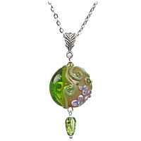 Кулон Цветы Полесья (Lampwork) Ручная авторская работа12 Кулон Цветы Полесья (Lampwork) Ручная авторская работа12Общая высота кулона 5,5 см, ширина 2,5 см. Длина цепочки 43 см. Авторская работа. Автор Ольга Букина. Оригинальный кулон, выполненный из разноцветного стекла, позволит Вам с легкостью воплотить самую смелую фантазию и создать собственный, неповторимый образ. Красивое и необычное украшение блестяще подчеркнет изящество, женственность и красоту своей обладательницы и поможет внести разнообразие в привычный образ.