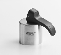 Пробка для бутылок Gefu12498 Пробка для бутылок Gefu12498Пробка для бутылок Gefu станет нужным аксессуаром на вашей кухне. Пробка выполнена из нержавеющей стали и имеет ручку из пластика. Пробка подойдет к бутылке с вином или соком диаметром 16,5-18,5 мм. Благодаря такой пробке Вы сможете наслаждаться вкусом любимого вина в течение долгого времени. Характеристики: Материал: пластик, нержавеющая сталь. Размер пробки: 3,5 см х 8 см х 3,5 см. Размер упаковки: 8,5 см х 19 см х 3,5 см. Производитель: Германия. Артикул: 12498.