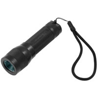 Фонарь LED Lenser L7.7058 Фонарь LED Lenser L7.7058Фонарь LED Lenser L7 профессиональной серии предназначен для освещения предметов. Он чрезвычайно высокопроизводителен, удобен, компактен и крепок. Корпус фонаря выполнен из прочного алюминиевого сплава, покрытого поликарбонатом, имеет высокую степень пылебрызгозащиты, не восприимчив к транспортной вибрации и может использоваться на природе, как источник света. Фонарь имеет позолоченные контакты, благодаря чему они не окислятся даже в морском соляном тумане при высоких температурах. Также фонарь оснащен системой AFS (изменяемая фокусировка одним движением руки), благодаря которой вы сможете освещать предметы, как на большом расстоянии, так и вблизи, мгновенно переключая режимы. Светодиоды имеют ресурс более 100 000 часов непрерывной работы. Они устойчивы к ударам и не перегорают, как лампы накаливания. К фонарю прилагается удобный шнурок для ношения на руке и 3 батарейки типа ААА. Производителем фонарей LED Lenser является концерн Zweibruder Optoelectronics...