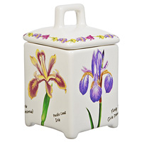 Банка для продуктов Imari Ирисы 0,3 л IM55060/3-A93ALIM55060/3-A93AL Банка для продуктов Imari Ирисы 0,3 л IM55060/3-A93ALIM55060/3-A93ALБанка Ирисы, выполненная из высококачественной керамики, станет незаменимым помощником на кухне. В ней будет удобно хранить разнообразные сыпучие продукты, такие как кофе, крупы, макароны или специи. Такая банка не только сэкономит место на вашей кухне, но и украсит интерьер. Превосходное качество исходного сырья и глазури позволяют использовать изделиеt в микроволновой печи, а также мыть в посудомоечных машине. Оригинальный дизайн позволит сделать такую емкость отличным подарком на любой праздник.