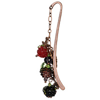 Закладка Россыпью ягод - красно-аметистовая (Lampwork) Ручная авторская работаБукина14к-8 Закладка Россыпью ягод - красно-аметистовая (Lampwork) Ручная авторская работаБукина14к-8Общая высота 9 см. Авторская работа. Автор Ольга Букина. Изящная авторская закладка, выполненная в технике Lampwork, - великолепный подарок для тех, кто не мыслит свою жизнь без книг. Закладка представляет собой тонкую металлическую полоску, которую венчает оригинальная подвеска в виде грозди ягод. Этот аксессуар будет всегда напоминать Вам о лете. О сезоне, что приходит за пьянящей весной, с зелеными листьями и легким теплым ветерком. Каждое украшение выполнено вручную и потому уникально. Ваше украшение может несколько отличаться в деталях от представленного на фотографии. Общий вид украшения сохраняется.
