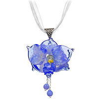 Кулон Звездная орхидея - сапфир (Lampwork) Ручная авторская работаБукина14к-11 Кулон Звездная орхидея - сапфир (Lampwork) Ручная авторская работаБукина14к-11Общая высота кулона 6,5 см, ширина 5 см. Длина жгута 44-48 см. Авторская работа. Автор Ольга Букина. Оригинальный кулон, изготовленный из цветного стекла, выполнен в виде бутона орхидеи и украшен подвеской с бусинами. Такой кулон позволит вам с легкостью воплотить самую смелую фантазию и создать собственный, неповторимый образ. Красивое и необычное украшение блестяще подчеркнет изящество, женственность и красоту своей обладательницы и поможет внести разнообразие в привычный образ. Каждое украшение выполнено вручную и потому уникально. Ваше украшение может несколько отличаться в деталях от представленного на фотографии. Общий вид украшения сохраняется.