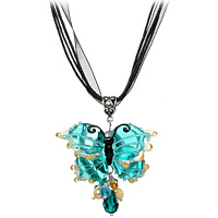 Кулон Бирюзовый монарх (Lampwork) Ручная авторская работаPD0055 Кулон Бирюзовый монарх (Lampwork) Ручная авторская работаPD0055Общая высота кулона 6 см, ширина 5 см. Длина жгута 44-49 см. Авторская работа. Автор Ольга Букина. Оригинальный кулон, изготовленный из цветного стекла, выполнен в виде бабочки и украшен подвеской с бусинами. Такой кулон позволит вам с легкостью воплотить самую смелую фантазию и создать собственный, неповторимый образ. Красивое и необычное украшение блестяще подчеркнет изящество, женственность и красоту своей обладательницы и поможет внести разнообразие в привычный образ. Каждое украшение выполнено вручную и потому уникально. Ваше украшение может несколько отличаться в деталях от представленного на фотографии. Общий вид украшения сохраняется.