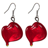 Серьги Сердце Афродиты - рубин (Lampwork) Ручная авторская работаБукина16к-6 Серьги Сердце Афродиты - рубин (Lampwork) Ручная авторская работаБукина16к-6Общая длина 4,5 см. Ширина 2 см. Авторская работа. Автор Ольга Букина. Оригинальные серьги, изготовленные из цветного стекла в форме сердца, позволят Вам с легкостью воплотить самую смелую фантазию и создать собственный, неповторимый образ. Красивое и необычное украшение блестяще подчеркнет изящество, женственность и красоту своей обладательницы и поможет внести разнообразие в привычный образ. Каждое украшение выполнено вручную и потому уникально. Ваше украшение может несколько отличаться в деталях от представленного на фотографии. Общий вид украшения сохраняется.