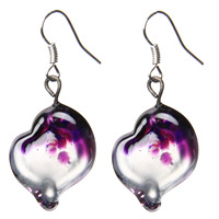 Серьги Сердце Афродиты - хрусталь (Lampwork) Ручная авторская работаБукина16к-7 Серьги Сердце Афродиты - хрусталь (Lampwork) Ручная авторская работаБукина16к-7Общая длина 4 см. Ширина 2 см. Авторская работа. Автор Ольга Букина. Оригинальные серьги, изготовленные из цветного стекла в форме сердца, позволят Вам с легкостью воплотить самую смелую фантазию и создать собственный, неповторимый образ. Красивое и необычное украшение блестяще подчеркнет изящество, женственность и красоту своей обладательницы и поможет внести разнообразие в привычный образ. Каждое украшение выполнено вручную и потому уникально. Ваше украшение может несколько отличаться в деталях от представленного на фотографии. Общий вид украшения сохраняется.