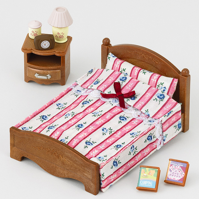 Sylvanian Families игровой набор Большая кровать и тумбочка2934 Sylvanian Families игровой набор Большая кровать и тумбочка2934Игровой набор Большая кровать и тумбочка привлечет внимание вашего ребенка и станет отличным подарком для поклонников жителей чудесной страны Sylvanian Families. Компания была основана в 1985 году, в Японии. Sylvanian Families очень популярен в Европе и Азии, и, за долгие годы существования, компания смогла добиться больших успехов. 3 года подряд в Англии бренд Sylvanian Families был признан Игрушкой Года. Сегодня у героев Sylvanian Families есть собственное шоу, полнометражный мультфильм и сеть ресторанов, работающая по всей Японии. Sylvanian Families - это целый мир маленьких жителей, объединенных общей легендой. Жители страны Sylvanian Families - это кролики, белки, медведи, лисы и многие другие. У каждого из них есть дом, в котором есть все необходимое для счастливой жизни. В городе, где живут герои, есть школа, больница, рынок, пекарня, детский сад и множество других полезных объектов. Жители этой страны живут семьями, в каждой из которой...
