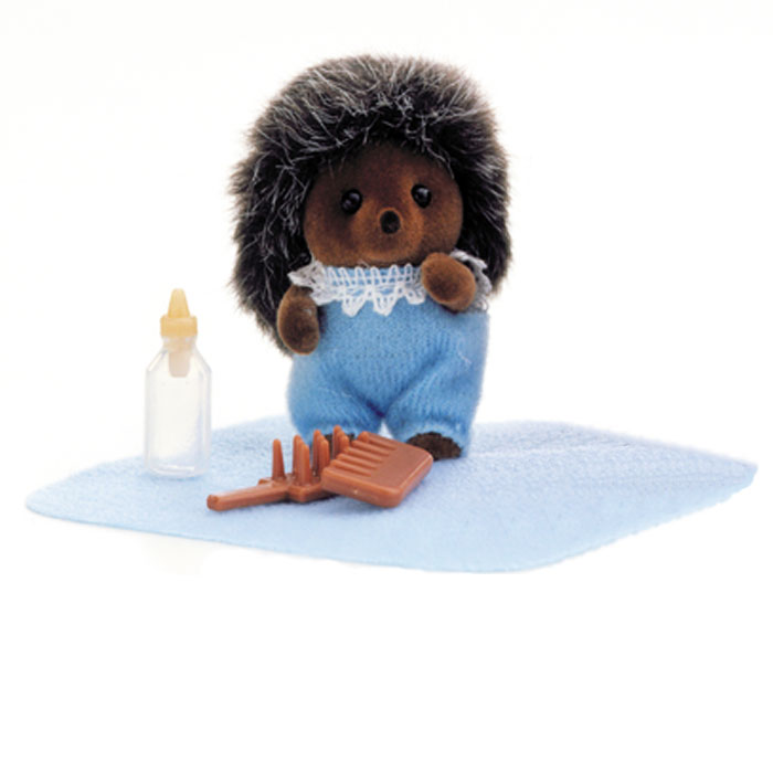 Sylvanian Families Игровой набор Малыш ежик3401 Sylvanian Families Игровой набор Малыш ежик3401Маленький житель деревни Sylvanian Families - очень милый и симпатичный малыш Ежик. У малыша есть расческа, гребешок, бутылочка и плед. Компания была основана в 1985 году, в Японии. Sylvanian Families очень популярен в Европе и Азии, и, за долгие годы существования, компания смогла добиться больших успехов. 3 года подряд в Англии бренд Sylvanian Families был признан Игрушкой Года. Сегодня у героев Sylvanian Families есть собственное шоу, полнометражный мультфильм и сеть ресторанов, работающая по всей Японии. А главным событием уходящего года стала премьера мюзикла. Sylvanian Families - это целый мир маленьких жителей, объединенных общей легендой. Жители страны Sylvanian Families - это кролики, белки, медведи, лисы и многие другие. У каждого из них есть дом, в котором есть все необходимое для счастливой жизни. В городе, где живут герои, есть школа, больница, рынок, пекарня, детский сад и множество других полезных объектов. Жители этой страны...