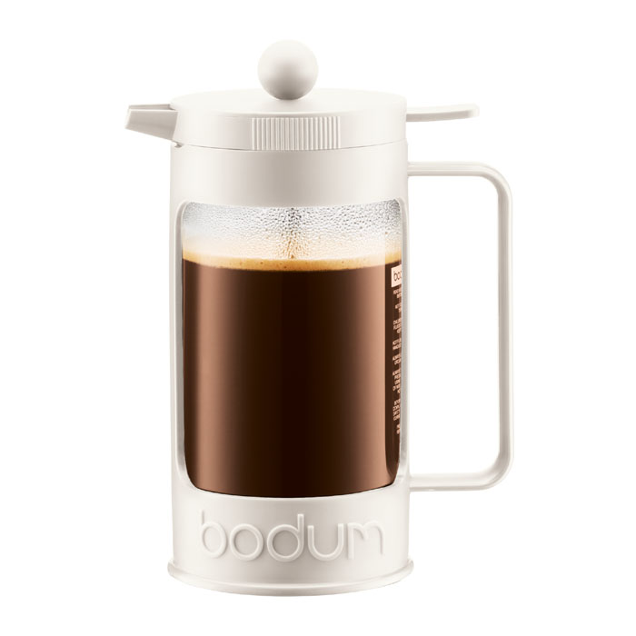 Кофейник Bodum Bean с прессом, цвет: белый, 1 л. 11376-91311376-913 Кофейник Bodum Bean с прессом, цвет: белый, 1 л. 11376-91311376-913Кофейник Bodum Bean изготовлен из боросиликатного стекла и красочную пластиковой оправы, которая эффективно защищает стекло. Кофейник оснащен фильтром french press из нержавеющей стали. Содержимое кофейника невозможно пролить, даже если его опрокинуть, так как кофейник снабжен силиконовой прокладкой между крышкой и стеклом. Налить кофе в чашку можно, нажав рычаг на кофейнике. В комплект входит мерная ложечка из пластика. Современный дизайн полностью соответствует последним модным тенденциям в создании предметов бытовой техники. Настоящим ценителям натурального кофе широко известны основные и наиболее часто применяемые способы его приготовления: эспрессо, по-турецки, гейзерный. Однако существует принципиально иной способ, известный как french press, благодаря которому приготовление ароматного напитка стало гораздо проще. Ограничения: Не использовать в микроволновой печи Не использовать на индукционной плите Не...