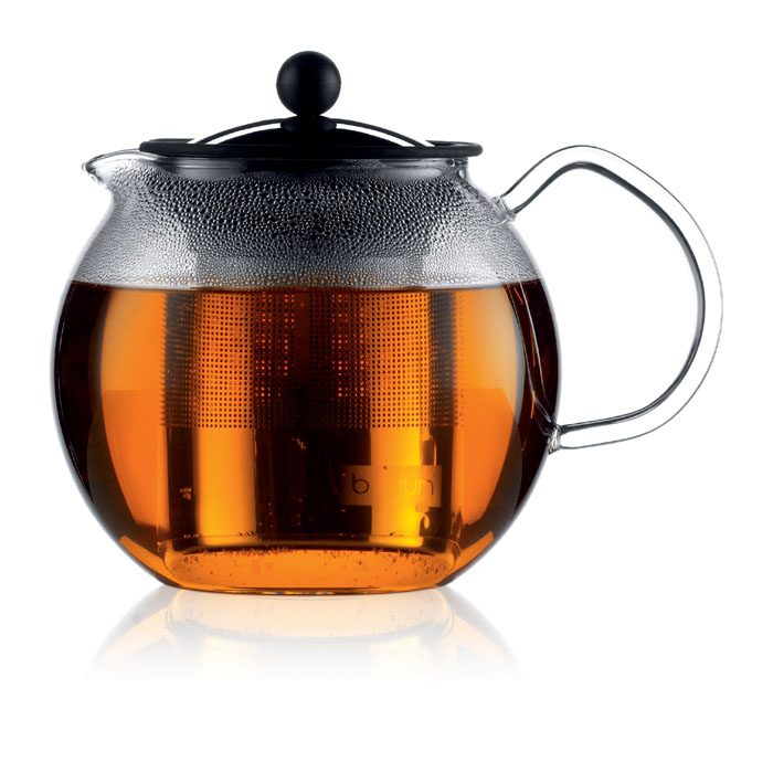 Френч-пресс Bodum Assam, 1 л1801-16 Френч-пресс Bodum Assam, 1 л1801-16Френч-пресс Bodum Assam займет достойное место на вашей кухне и позволит вам заварить свежий, ароматный чай. Засыпая чайную заварку в фильтр-сетку и заливая ее горячей водой, вы получаете ароматный чай с оптимальной крепостью и насыщенностью. Остановить процесс заварки чая легко. Для этого нужно просто опустить поршень, и заварка уйдет вниз, оставляя вверху напиток, готовый к употреблению. Чайник закрывается крышкой, изготовленной из нержавеющей стали с силиконовым уплотнителем. Современный дизайн полностью соответствует последним модным тенденциям в создании предметов бытовой техники. Диаметр френч-пресса по верхнему краю (без учета носика и ручки): 9 см. Максимальный диаметр френч-пресса: 12 см. Высота френч-пресса (с учетом крышки): 15 см.
