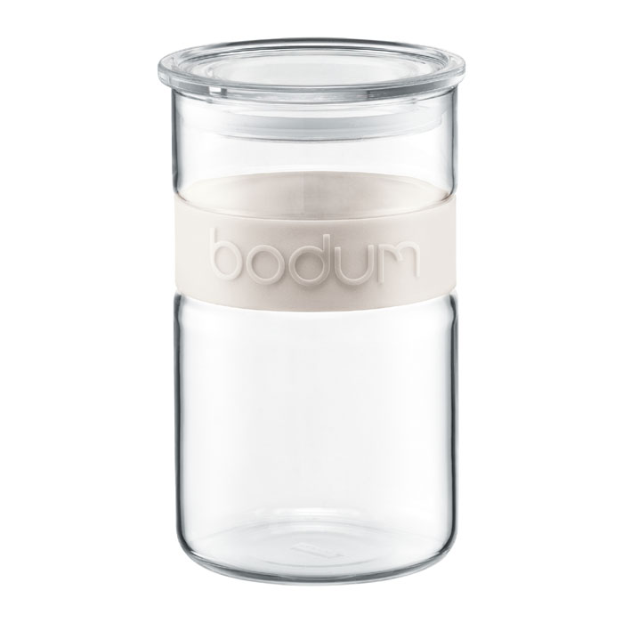 Банка для хранения Bodum Presso, цвет: белый, 1 л11099-913 Банка для хранения Bodum Presso, цвет: белый, 1 л11099-913Банка для хранения Bodum Presso изготовлена из прозрачного стекла со вставкой из приятного на ощупь силикона. Стеклянная посуда не впитывает запахов продуктов и очень удобна в использовании. Банка оснащена плотно закрывающейся пластиковой крышкой с термоусадкой. Благодаря этому внутри сохраняется герметичность, и продукты дольше остаются свежими. Изделие предназначено для хранения различных сыпучих продуктов: круп, чая, сахара, орехов и многого другого. Функциональная и вместительная, такая банка станет незаменимым аксессуаром на любой кухне. Можно мыть в посудомоечной машине. Объем банки: 1 л. Диаметр банки (по верхнему краю): 9,5 см. Высота банки: 16,5 см.