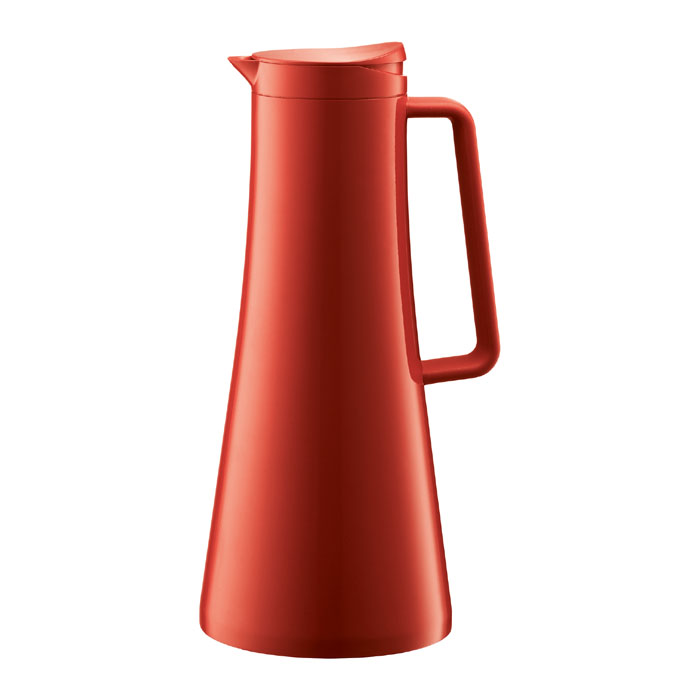 Термографин Bodum Bistro 1,1л, цвет: красный 11189-29411189-294 Термографин Bodum Bistro 1,1л, цвет: красный 11189-29411189-294Термокувшин Bodum Bistro поддерживает горячую или холодную температуру напитков на протяжении длительного времени. Внутрення колба термокувшина изготовлена из высококачественной нержавеющей стали, а корпус из пластика. В промежутке между двойными внутренними стенками создан вакуум - это помогает сохранять температуру внутри. Термокувшин надежно закрывается завинчивающейся крышкой, которая открывается при нажатии на нее, что создает условия абсолютной герметичности. Напитки можно наливать, не отвинчивая крышу. Также термокувшин имеет удобную ручку с силиконовым покрытием. Термокувшин Bistro займет достойное место на вашей кухне, а благодаря яркому и оригинальному дизайну станет украшением кухонного интерьера. Характеристики: Материал: нержавеющая сталь, пластик, силикон. Объем термокувшина: 1,1 л. Высота кувшина (с учетом крышки): 30 см. Диаметр кувшина по верхнему краю: 9 см. Диаметр основания...