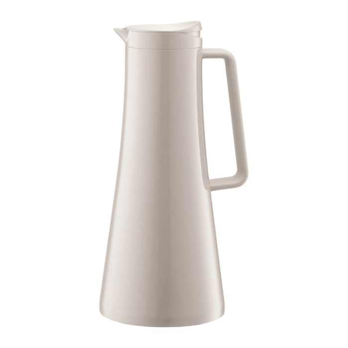 Термокувшин Bodum Bistro 1,1л, цвет: белый 11189-91311189-913 Термокувшин Bodum Bistro 1,1л, цвет: белый 11189-91311189-913Термокувшин Bodum Bistro поддерживает горячую или холодную температуру напитков на протяжении длительного времени. Внутрення колба термокувшина изготовлена из высококачественной нержавеющей стали, а корпус из пластика. В промежутке между двойными внутренними стенками создан вакуум - это помогает сохранять температуру внутри. Термокувшин надежно закрывается завинчивающейся крышкой, которая открывается при нажатии на нее, что создает условия абсолютной герметичности. Напитки можно наливать, не отвинчивая крышу. Также термокувшин имеет удобную ручку с силиконовым покрытием. Термокувшин Bistro займет достойное место на вашей кухне, а благодаря яркому и оригинальному дизайну станет украшением кухонного интерьера. Характеристики: Материал: пластик, нержавеющая сталь, силикон. Высота термокувшина (с учетом крышки): 29 см. Объем термокувшина: 1,1 л. Размер упаковки: 14,5 см х 30,5 см х 14,5 см. Цвет: белый. ...