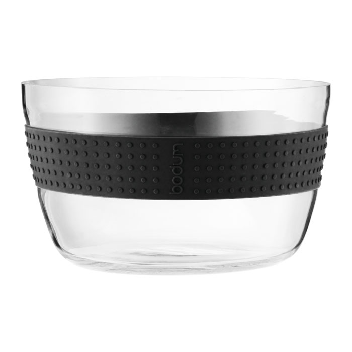 Салатник Bodum Pavina 21см, цвет: черный 11334-0111334-01 Салатник Bodum Pavina 21см, цвет: черный 11334-0111334-01Салатник Bodum Pavina, выполненный из боросиликатного стекла, займет достойное место на вашей кухне и украсит сервировку стола. Он отличается высокой прочностью, а также прослужит вам долгое время и не потускнеет даже после многократного мытья в посудомоечной машине. Силиконовый ободок салатника не дает ему выскользнуть из рук и придает столу яркую нотку. Салатник можно использовать в микроволновой печи, ставить в морозильную камеру и мыть в посудомоечной машине. Характеристики: Материал: боросиликатное стекло, силикон. Диаметр салатника по верхнему краю: 21 см. Высота салатника: 13 см. Цвет: черный. Размер упаковки: 22,5 см х 13,5 см х 22,5 см. Производитель: Швейцария. Артикул: 11334-01.