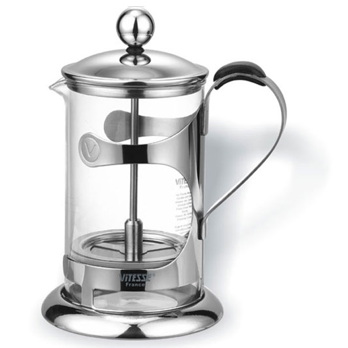 VS-1802 Кофеварка френч-пресс VITESSEVS-1802 VS-1802 Кофеварка френч-пресс VITESSEVS-1802Кофеварка Vitesse Pamela с фильтром френч-пресс изготовлена из высококачественной нержавеющей стали, а колба из термостойкого стекла. Предназначен для заваривания чая и кофе. Встроенный в крышку пресс-фильтр позволит приготовить за 3-5 минут несколько чашек чая или кофе. Конструкция носика антикапля удобна для разливания напитков в чашки. В комплект входит мерная ложечка. Уникальный дизайн полностью соответствует последним модным тенденциям в создании предметов бытовой техники. Настоящим ценителям натурального кофе широко известны основные и наиболее часто применяемые способы его приготовления: эспрессо, по-турецки, гейзерный. Однако существует принципиально иной способ, известный как french press, благодаря которому приготовление ароматного напитка стало гораздо проще. Метод french press прост: в теплый кофейник насыпают кофе грубого помола и заливают горячей водой. После того, как напиток настоится 3-5 минут, гущу отделяют поршнем с сеткой - и кофе готов!...