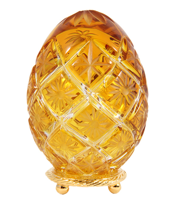 Яйцо пасхальное. Желтый хрусталь, металл, позолота, House of Faberge, 1980-е ггpokka-3405-4-2 Яйцо пасхальное. Желтый хрусталь, металл, позолота, House of Faberge, 1980-е ггpokka-3405-4-2Яйцо пасхальное. Желтый хрусталь, металл, позолота. Западная Европа, Фаберже, 1980-е гг. Высота 6,5 см. Сохранность очень хорошая. Клеймо Faberge. Индивидуальный номер изделие 969. Изделие имеет сертификат подлинности фирмы Фаберже. Руководя большим, тщательно подобранным штатом первоклассных ювелиров, и входя в мельчайшие детали работы, Карл Фаберже впервые широко использовал для самых разнообразных ювелирных работ полудрагоценные камни и в основном — богатства Урала, Сибири, Кавказа. Количеством и разнообразием употреблявшихся им камней Карл Фаберже превзошёл всех известных ювелиров всех времён: нефрит, жадеит, ляпис, лазурит, аметист, гелиотроп, топаз, горный хрусталь, халцедон, разнообразные яшмы, родонит, обсидиан, кварц, авантюрин, всевозможные агаты наряду с драгоценными алмазом, сапфиром, рубином, изумрудом и жемчугом служили материалом для создания ювелирных изделий различных размеров. Представленное яйцо...