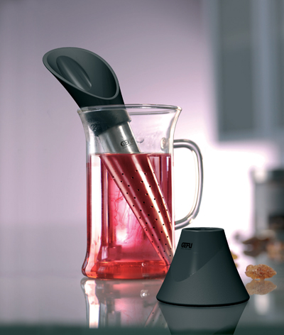 Сито для чая Gefu Tealeaf12870 Сито для чая Gefu Tealeaf12870Сито для чая Gefu Tealeaf изготовлено из высококачественного пластика и нержавеющей стали. Благодаря гармонично встроенной мерной ложке вы сможете легко отмерить необходимое количество чая для заваривания из бумажного пакета или контейнера. Конусная форма позволяет получить наилучший аромат напитка. После заваривания поместите сито в подставку, входящую в комплект. Для удаления использованного чая из сита достаточно перевернуть его и постучать о поверхность. Характеристики: Материал: пластик, нержавеющая сталь. Длина: 16,5 см. Размер упаковки: 10 см х 6 см х 18,5 см. Производитель: Германия. Артикул: 12870.