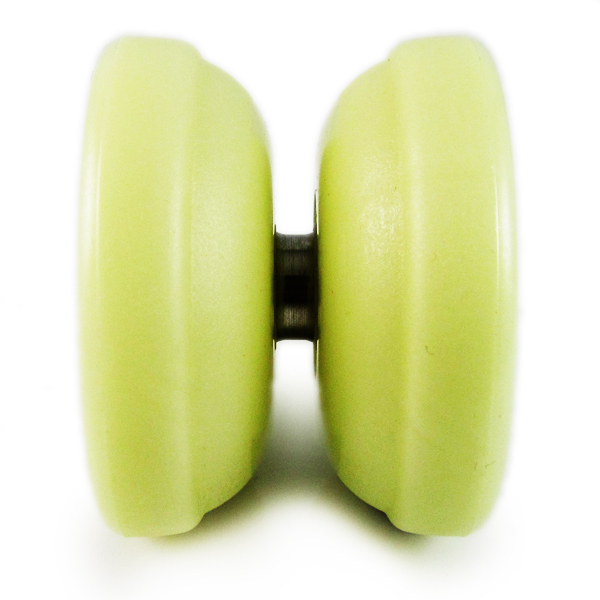 Йо-йо YoYoFactory Die Nasty Glow, светящеесяYYF_Die-NastyG Йо-йо YoYoFactory Die Nasty Glow, светящеесяYYF_Die-NastyGУсовершенствованная модель YoYoFactory Die Nasty Glow сделана из светящегося пластика, благодаря чему светится в темноте, если ее немного подзарядить у источника света. Более тяжелое, что придает стабильность и хороший слип. С этим йо-йо для стиля игры 5A (freehand), игра в темноте выглядит по-настоящему завораживающей. Благодаря этому эффекту, версия Die Nasty Glow есть в коллекции многих профессионалов йо-йо, несмотря на то, что оригинальная модель Die Nasty Стива Брауна считается больше подходящим для новичков фрихэнда. В комплект с йо-йо входит веревка и инструкция на русском языке. Йо-йо - это игрушка, состоящая из двух симметричных половинок соединенных осью, к которой прикреплена веревка. Современный йо-йо значительно отличается от тех, к которым многие привыкли. Сейчас йо-йо - это такая же часть молодежной культуры как скейт, ВМХ или сноуборд. Йо-йо популярно во многих странах мира, таких как Россия, США и Япония. Ежегодно во всем...