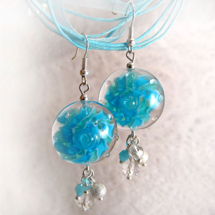 Серьги Лед Титании (Lampwork) Ручная авторская работаER0025 Серьги Лед Титании (Lampwork) Ручная авторская работаER0025Общая высота 4 см. Диаметр 2 см. Авторская работа. Автор Ольга Букина. Оригинальные серьги, изготовленные из стекла, позволят Вам с легкостью воплотить самую смелую фантазию и создать собственный, неповторимый образ. Красивое и необычное украшение блестяще подчеркнет изящество, женственность и красоту своей обладательницы и поможет внести разнообразие в привычный образ. Эти серьги - капля льда с расстояния 436000 км, из вечной черноты космоса, с орбиты Урана по которой медленно плывет в вечности Титания. Возникают и пропадают цивилизации, сотни рассветов, закатов, на Земле проходят сотни лет. Лишь еще один оборот Титании в тени огромного Урана, а капля замерзшего миллионы лет назад Океана - на вашей ладони. Каждое украшение выполнено вручную и потому уникально. Ваше украшение может несколько отличаться в деталях от представленного на фотографии. Общий вид украшения сохраняется.