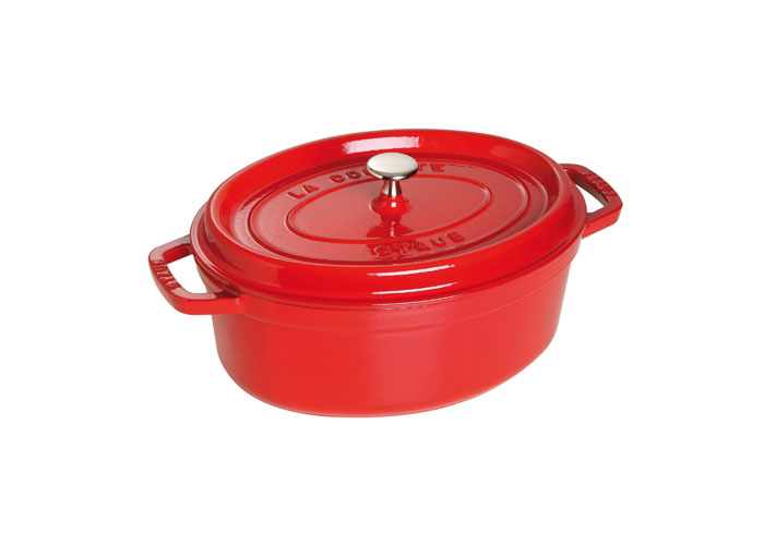 Кокот овальный Staub 33см, 6,5л, цвет: вишневый 11033061103306 Кокот овальный Staub 33см, 6,5л, цвет: вишневый 11033061103306Изготовлена из чугуна, покрытого эмалью снаружи и внутри. Подходит для использования на всех типах плит и в духовке. Перед первым использованием вымыть горячей водой, высушить на слабом огне, затем смазать растительным маслом изнутри. Погреть несколько минут на слабом огне и вытереть избыток масла. Мыть жидким моющим средством, без применения абразивных веществ и металлических губок. Пригодна для мытья в посудомоечной машине. При падении на твердую поверхность посуда может треснуть или разбиться. Металлические кухонные принадлежности могут повредить посуду. Чтобы не обжечься, пользуйтесь прихватками.Адрес изготовителя:Zwilling Staub France S.A.S, 47 bis, rue des Vinaigriers, 75010 Paris, FRANCE (Цвиллинг Стауб Франс С.А.С 47 бис, ру де Винаигриерс, 75010 Париж, Франция)