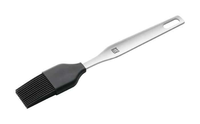 Кисточка кулинарная Zwilling Twin Prof силиконовая 37809-00037809-000 Кисточка кулинарная Zwilling Twin Prof силиконовая 37809-00037809-000Кисточка кулинарная Twin Prof предназначена для нанесения масла или глазури на поверхность выпеченных изделий для придания им золотистой корочки. Изготовлена из высококачественной нержавеющей стали и силикона. Очень удобная ручка не позволит выскользнуть венчику из вашей руки, а благодаря небольшой петле можно подвесить изделие на кухне. Кисточка кулинарная Twin Prof займет достойное место среди аксессуаров на вашей кухне. Характеристики: Материал: нержавеющая сталь, силикон. Длина: 23,5 см. Производитель: Германия. Изготовитель: Китай. Артикул: 37809-000. Немецкая компания Zwilling J. A. Henckels была основана в 1731 году. При производстве своей продукции компания на протяжении многих лет использует инновационные технологии. В настоящее время компания Zwilling J. A. Henckels является эталоном высокого немецкого качества, долговечности и практичности, чем заслужили признание во...