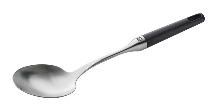 Ложка сервировочная Zwilling Twin Pure black 35,5 см 37615-00037615-000 Ложка сервировочная Zwilling Twin Pure black 35,5 см 37615-00037615-000Сервировочная ложка Twin Pure black предназначена для размешивания, зачерпывания и раскладывания небольшого количества пищи. Она изготовлена из высококачественной нержавеющей стали 18/10. Удобная рукоятка ложки, выполненная из пластика, не позволит выскользнуть ей из вашей руки. Также ложка имеет небольшое ушко, с помощью которого вы можете повесить лопатку у себя на кухне. Сервировочная ложка Twin Pure black займет достойное место среди аксессуаров на вашей кухне. Характеристики: Материал: нержавеющая сталь, пластик. Длина ложки: 35,5 см. Производитель: Германия. Изготовитель: Китай. Артикул: 37615-000. Немецкая компания Zwilling J. A. Henckels была основана в 1731 году. При производстве своей продукции компания на протяжении многих лет использует инновационные технологии. В настоящее время компания Zwilling J. A. Henckels является эталоном высокого немецкого качества, долговечности и...