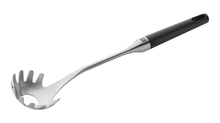 Ложка для спагетти Zwilling Twin Pure black 37616-00037616-000 Ложка для спагетти Zwilling Twin Pure black 37616-00037616-000Ложка Twin Pure black предназначена для выкладывания спагетти и макарон из кастрюли на тарелки. Она выполнена из высококачественной нержавеющей стали 18/10. Удобная ручка ложки не позволит ей выскользнуть из вашей руки. Также ложка имеет небольшое ушко, с помощью которого вы можете повесить ее у себя на кухне. Ложка для спагетти Twin Pure black займет достойное место среди аксессуаров на вашей кухне. Характеристики: Материал: нержавеющая сталь. Длина ложки: 34 см. Производитель: Германия. Изготовитель: Китай. Артикул: 37616-000. Немецкая компания Zwilling J. A. Henckels была основана в 1731 году. При производстве своей продукции компания на протяжении многих лет использует инновационные технологии. В настоящее время компания Zwilling J. A. Henckels является эталоном высокого немецкого качества, долговечности и практичности, чем заслужили признание во всем мире.