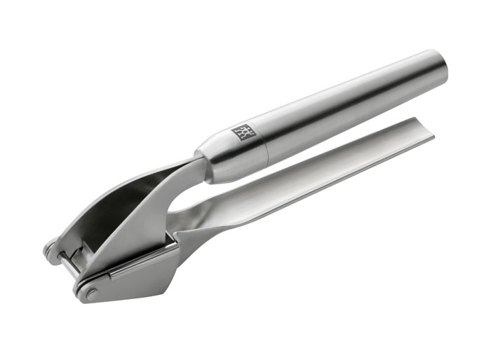 Пресс для чеснока Zwilling Twin Pure 37506-00037506-000 Пресс для чеснока Zwilling Twin Pure 37506-00037506-000Пресс для чеснока Twin Pure позволяет выдавливать дольку чеснока полностью без остатков частиц жмыха внутри пресса. Пресс для чеснока, выполненный из нержавеющей стали, займет достойное место среди аксессуаров на вашей кухне. Оригинальный дизайн и качество исполнения не оставят равнодушными ни тех, кто любит готовить, ни опытных профессионалов-поваров. Характеристики: Материал: нержавеющая сталь. Длина пресса: 19 см. Размер упаковки: 7,5 см х 20,5 см х 4,5 см. Производитель: Германия. Изготовитель: Китай. Артикул: 37506-000. Немецкая компания Zwilling J. A. Henckels была основана в 1731 году. При производстве своей продукции компания на протяжении многих лет использует инновационные технологии. В настоящее время компания Zwilling J. A. Henckels является эталоном высокого немецкого качества, долговечности и практичности, чем заслужили признание во всем мире.