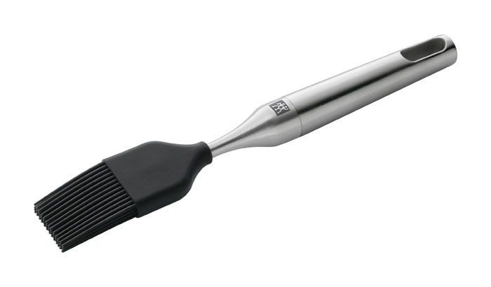 Кисточка кулинарная Zwilling Twin Pure силиконовая, цвет: черный 37509-00037509-000 Кисточка кулинарная Zwilling Twin Pure силиконовая, цвет: черный 37509-00037509-000Кисточка кулинарная Twin Pure предназначена для нанесения масла или глазури на поверхность выпеченных изделий для придания им золотистой корочки. Изготовлена из высококачественной нержавеющей стали и силикона. Очень удобная ручка не позволит выскользнуть венчику из вашей руки, а благодаря небольшой петле можно подвесить изделие на кухне. Кисточка кулинарная Twin Pure займет достойное место среди аксессуаров на вашей кухне. Характеристики: Материал: нержавеющая сталь, силикон. Длина: 22,5 см. Производитель: Германия. Изготовитель: Китай. Артикул: 37509-000. Немецкая компания Zwilling J. A. Henckels была основана в 1731 году. При производстве своей продукции компания на протяжении многих лет использует инновационные технологии. В настоящее время компания Zwilling J. A. Henckels является эталоном высокого немецкого качества, долговечности и практичности, чем заслужили признание во...