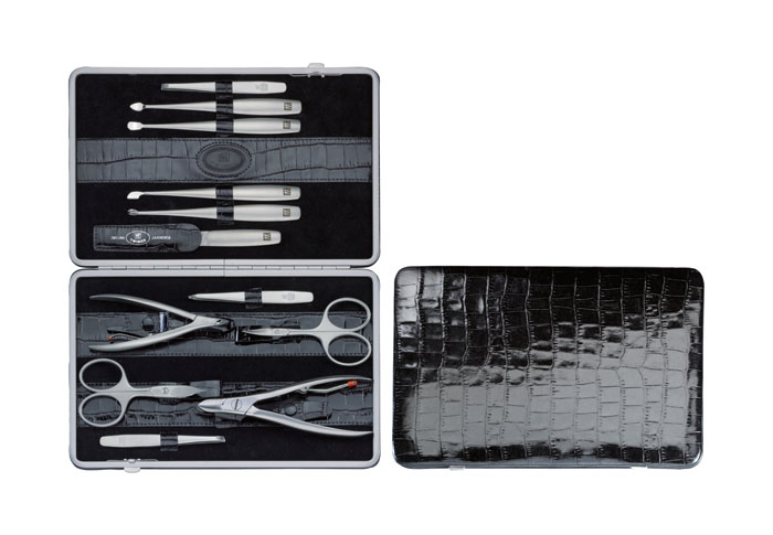 Zwilling Маникюрный набор TWINOX, цвет: черный, отделка крокодил, 12 предметов97053-004 Zwilling Маникюрный набор TWINOX, цвет: черный, отделка крокодил, 12 предметов97053-004Инструменты изготовлены из высококачественной нержавеющей стали. Футляр черного цвета из натуральной кожи. Комплектность 12 предметов: кусачки для ногтей, кусачки для кутикулы, ножницы для ногтей, ножницы для кутикулы, 3 пинцета: скошенный, прямой, остроконечный; пилочка, 4 металлических маникюрных инструмента: для отодвигания кутикулы, для чистки под ногтями и два для обрезания кутикулы. Инструменты предохранять от падения на пол. Время от времени смазывать чистым маслом область соединения, винт, внутреннюю часть и режущие кромки кусачек и ножниц. Использовать только по назначению! Затачивать инструменты у специалиста. Хранить в недоступном для детей месте. Изготовитель: Цвиллинг Джей.Эй. Хенкельс АГ, Грюневальдер Штр., 14-22 Д-42657 Золинген, Германия (Zwilling J.A. Henckels AG, Grunewalder Str.14-22 D-42657 Solingen Germany)