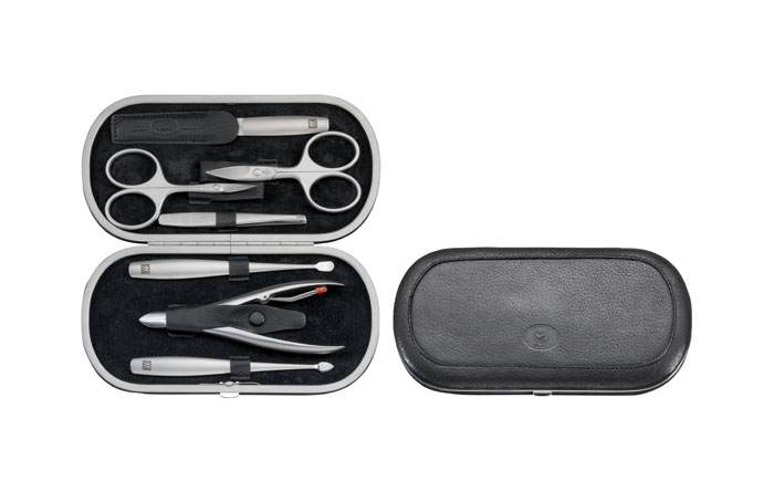 Zwilling Маникюрный набор TWINOX, цвет: черный, 7 предметов97059-004 Zwilling Маникюрный набор TWINOX, цвет: черный, 7 предметов97059-004Инструменты изготовлены из высококачественной нержавеющей стали. Футляр черного цвета из натуральной кожи. Комплектность 7 предметов: ножницы для ногтей, ножницы для кутикулы, кусачки для ногтей, пинцет скошенный, пилочка, 2 металлических маникюрных инструмента: для отодвигания кутикулы и для чистки под ногтями. Инструменты предохранять от падения на пол. Время от времени смазывать чистым маслом область соединения, винт, внутреннюю часть и режущие кромки кусачек и ножниц. Использовать только по назначению! Затачивать инструменты у специалиста. Хранить в недоступном для детей месте.Изготовитель: Цвиллинг Джей.Эй. Хенкельс АГ, Грюневальдер Штр., 14-22 Д-42657 Золинген, Германия (Zwilling J.A. Henckels AG, Grunewalder Str.14-22 D-42657 Solingen Germany)