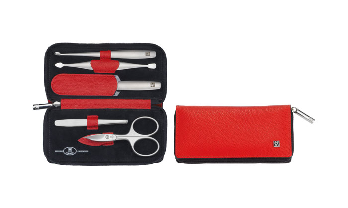 Zwilling Маникюрный набор TWINOX, цвет: красный, 5 предметов97094-002 Zwilling Маникюрный набор TWINOX, цвет: красный, 5 предметов97094-002Инструменты изготовлены из высококачественной нержавеющей стали. Футляр из натуральной кожи. Комплектность: ножницы, пинцет, пилочка, 2 маникюрных инструмента. Инструменты предохранять от падения на пол. Время от времени смазывать чистым маслом область соединения, винт, внутреннюю часть и режущие кромки кусачек и ножниц. Использовать только по назначению! Затачивать инструменты у специалиста. Хранить в недоступном для детей месте. Адрес изготовителя: Виа Рома 51/Д, 23834 Премана (ЛС), Италия (Via Roma 51/D, 23834 Premana (LC), Italy)