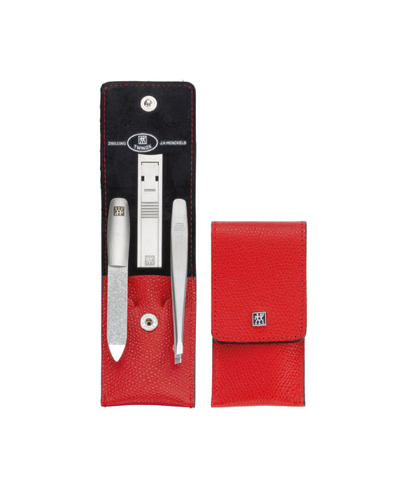 Zwilling Маникюрный набор Twinox, цвет: красный, 3 предмета. 97119-00297119-002 Zwilling Маникюрный набор Twinox, цвет: красный, 3 предмета. 97119-00297119-002Маникюрный набор Zwilling Twinox состоит из 3 предметов: скошенного пинцета, пилочки для ногтей и маникюрных щипцов для ногтей. Инструменты изготовлены из высококачественной нержавеющей стали и хранятся в футляре красного цвета из натуральной кожи, закрывающемся небольшим клапаном на металлической кнопке. Уход: инструменты предохранять от падения на пол. Время от времени смазывать чистым маслом область соединения, винт, внутреннюю часть и режущие кромки кусачек и ножниц. Использовать только по назначению! Затачивать инструменты у специалиста. Хранить в недоступном для детей месте. Характеристики: Материал: нержавеющая сталь. Длина пинцета: 9 см. Общая длина пилочки: 9 см. Длина пилящей поверхности: 4,5 см. Длина маникюрных щипцов: 6 см. Материал футляра: металл, натуральная кожа. Размер футляра (ДхШхВ): 10 см х 5 см х 1,5 см. Размер упаковки (ДхШхВ): 12 см х 6,8 см х 3 см. ...