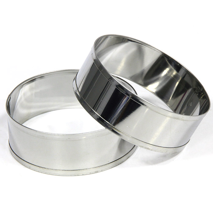 Кольца кулинарные Metaltex, 2 шт20.45.22 Кольца кулинарные Metaltex, 2 шт20.45.22Две круглые формы Metaltex для выпечки будут отличным выбором для всех любителей бисквитов и кексов, а также заливных блюд и пудингов. С такой формой вы всегда сможете порадовать своих близких оригинальной выпечкой. Формочки выполнены из коррозийно-стойкой стали. Характеристики: Материал: сталь. Диаметр формы: 8,5 см. Высота формы: 3 см. Производитель: Италия. Изготовитель: Китай. Артикул: 20.45.22.