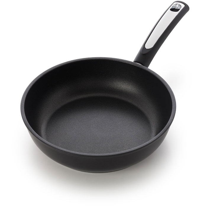Сотейник Masterchef. Диаметр 24 см1380 Сотейник Masterchef. Диаметр 24 см1380Сотейник Masterchef изготовлен из алюминия толщиной 5 мм. Он имеет толстое идеально гладкое дно, которое обеспечивает равномерное распределение тепла. Сотейник имеет трехслойное антипригарное покрытие Teflon Platinum Plus стойкое к появлению царапин и истиранию. Также сотейник оснащен удобной бакелитовой ручкой с металлической вставкой, которая не нагревается в процессе приготовления пищи. Подходит для использования на стеклокерамических, газовых и электрических плитах, а также сковороду можно мыть в посудомоечной машине. Серия Masterchef создана, чтобы удовлетворить потребности самых взыскательных кулинаров и профессиональных шеф-поваров. Это результат сочетания уникального производственного процесса, современного дизайна, непревзойденного качества и использования передовых сертифицированных материалов.