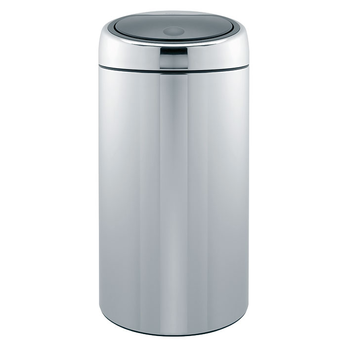 Мусорный бак Brabantia Touch Bin, 45 л390821 Мусорный бак Brabantia Touch Bin, 45 л390821Мусорный бак Brabantia Touch Bin выполнен из антикоррозийной полированной стали. Особенности мусорного бака Touch Bin: система закрытия brabantia -soft-touch съемная крышка из нержавеющей стали открытие крышки нажатием пластиковый защитный ободок (не царапает пол) внутренняя корзина из пластика со специальными вентиляционными отверстиями для предотвращения образования вакуума при извлечении полного пакета металлическая ручка на корзине ручка для переноса крышка закрывается/открывается бесшумно, плотно прилегает, предотвращая распространение запаха фирменные мусорные мешки в комплекте. Характеристики: Материал: сталь, пластик. Объем: 45 л. Диаметр пластиковой корзины (по верхнему краю): 34 см. Высота пластиковой корзины: 60 см. Диаметр бака (по верхнему краю): 35 см. Высота бака (с учетом крышки): 75 см. Размер упаковки: 37 см х 77 см х 37 см. Производитель: ...