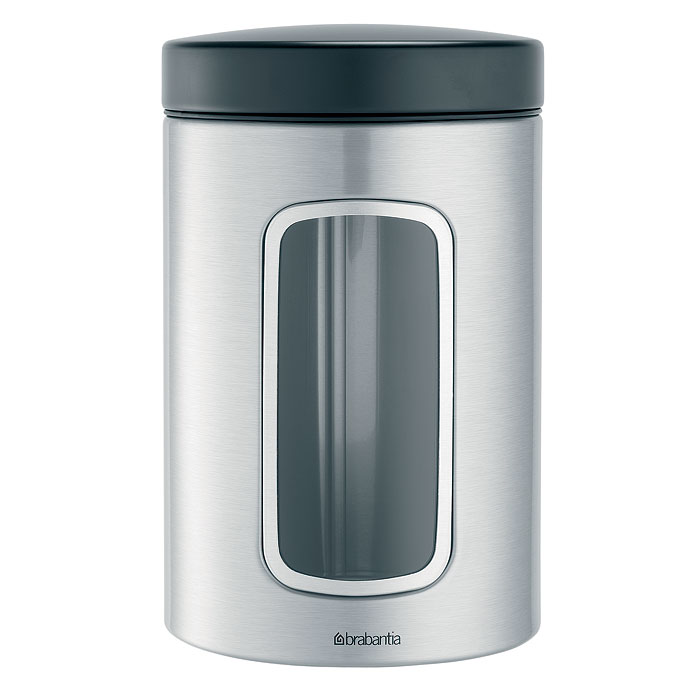 Банка для продуктов Brabantia 1,4 л 299247299247 Банка для продуктов Brabantia 1,4 л 299247299247В контейнере Brabantia вместимостью 1,4 литра можно хранить все, что угодно. Эта высокая модель цилиндрической формы отлично подойдет для специй, печенья и других продуктов. Специальная защелкивающаяся крышка не пропускает запахи и позволяет дольше сохранять аромат и свежесть продуктов. Прозрачное окошко из антистатических материалов, благодаря которому вы всегда знаете, что и в каком количестве содержится в каждом контейнере; Контейнер имеет гладкую внутреннюю поверхность и легко чистится; Прочный и долговечный — изготовлен из коррозионностойких материалов; Специальная защелкивающаяся не пропускающая запах крышка; Основание с защитным покрытием; 10-летняя гарантия Brabantia.