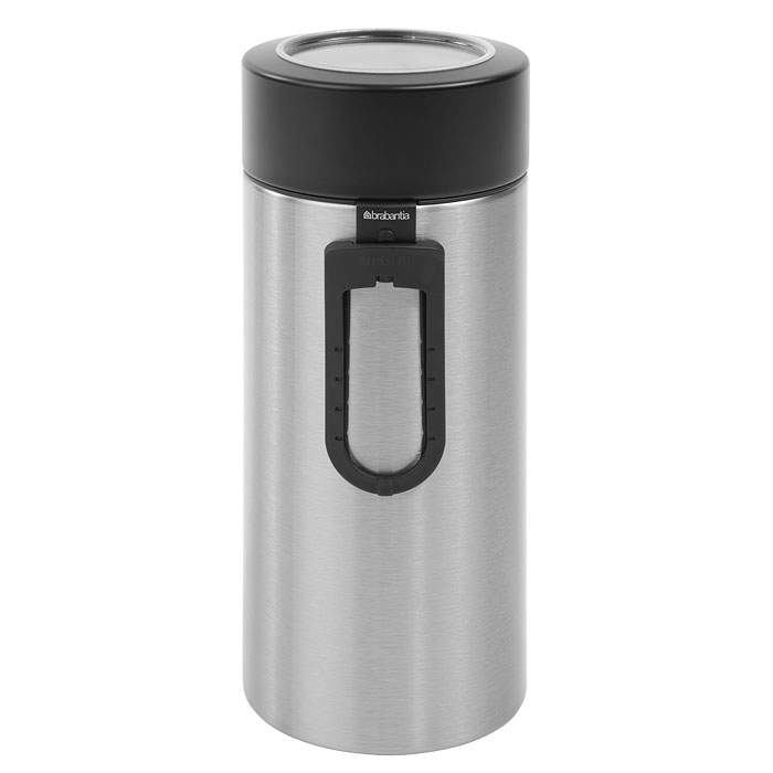 Банка для продуктов Brabantia 2,2 л, с ложкой 423666423666 Банка для продуктов Brabantia 2,2 л, с ложкой 423666423666Высокий цилиндрический контейнер вместимостью 2,2 литра отлично подойдет для хранения спагетти. Также к контейнеру прилагется измеритель для спегетти, благодаря которому вы всегда сможете приготовить нужную порцию. Контейнер имеет гладкую внутреннюю поверхность и легко чистится; Прозрачное окошко из антистатических материалов, благодаря которому вы всегда знаете, что и в каком количестве содержится в каждом контейнере; Практичное решение для хранения макаронных изделий и других продуктов, позволяющее дольше сохранять их свежесть; Изготовлен из коррозионностойкой крашеной или лакированной стали с защитным цинкалюминиевым покрытием; Специальная защелкивающаяся не пропускающая запах крышка; Основание с защитным покрытием; 10-летняя гарантия Brabantia. Характеристики: Материал: нержавеющая сталь, пластик. Объем банки: 2,2 л. Высота банки (без учета крышки): 25 см. Диаметр банки: 9,5 см. ...