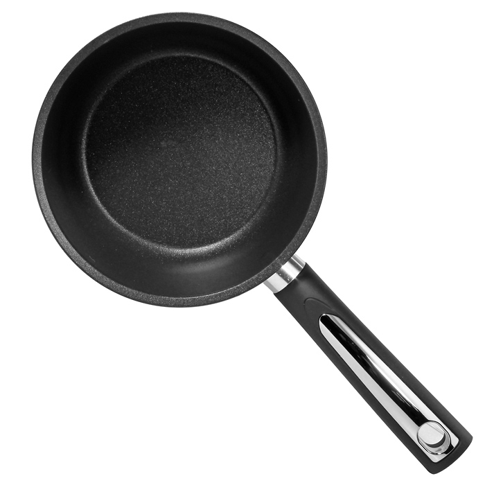 Ковш Masterchef. Диаметр 16 см1385 Ковш Masterchef. Диаметр 16 см1385Ковш Masterchef изготовлен из алюминия толщиной 5 мм. Он имеет внутреннее трехслойное антипригарное покрытие Teflon Platinum, стойкое к появлению царапин и истиранию. Толстое и идеально гладкое дно обеспечивает равномерное распределение тепла. Ковш снабжен удобной бакелитовой ручкой с металлической вставкой, которая не нагревается в процессе приготовления пищи. Серия Masterchef создана, чтобы удовлетворить потребности самых взыскательных кулинаров и профессиональных шеф-поваров. Это результат сочетания уникального производственного процесса, современного дизайна, непревзойденного качества и использования передовых сертифицированных материалов. Характеристики: Материал: алюминий, бакелит, металл. Диаметр ковша: 16 см. Высота стенки ковша: 7 см. Длина ручки: 15,5 см. Производитель: Италия. Артикул: 1385.