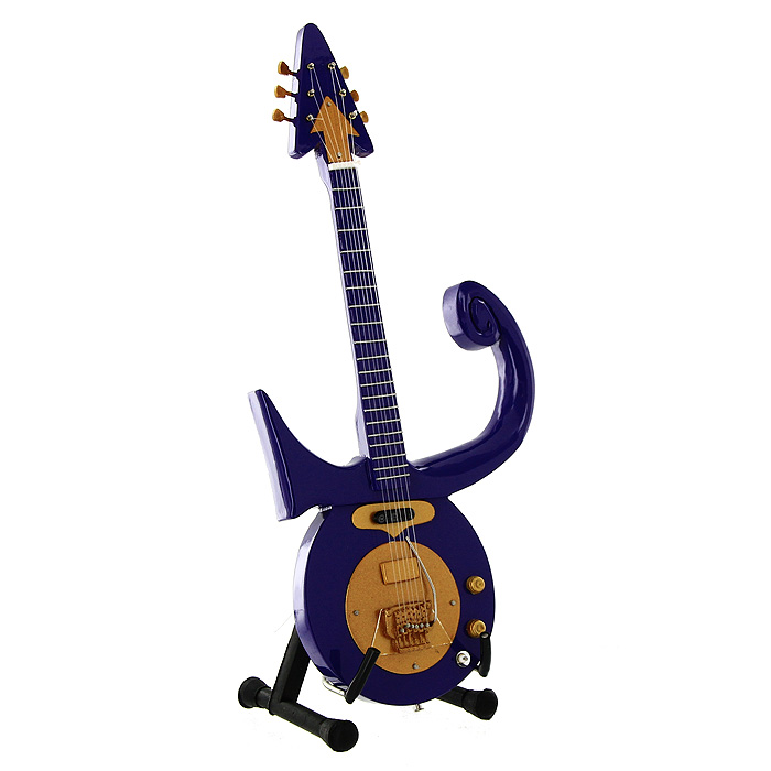 Коллекционная модель гитары Prince Purple Symbol. Масштаб 1:41022349 Коллекционная модель гитары Prince Purple Symbol. Масштаб 1:41022349Модель электрогитары Purple Symbol знаменитого американского исполнителя Принца, , представляет собой точную копию инструмента, выполненную в уменьшенном масштабе. Такой сувенир понравится не только поклоннику легендарного певца, но и человеку, ценящему оригинальные вещи. Коллекционная модель станет оригинальным украшением интерьера. Благодаря специальной подставке вы можете поставить модель гитары в любом месте, где она будет удачно смотреться. Принц знаменит своим дерзким вызывающим сценическим образом. В 2005 году имя этого исполнителя было занесено в Зал славы Рок-н-ролла.