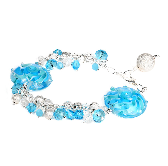 Браслет Лед Титании (Lampwork) Ручная авторская работаBR0003 Браслет Лед Титании (Lampwork) Ручная авторская работаBR0003Длина 23,5 см. Ширина 2,5 см. Авторская работа. Автор Ольга Букина. Оригинальный браслет, изготовленный из стекла и металлических декоративных элементов, позволит вам с легкостью воплотить самую смелую фантазию и создать собственный, неповторимый образ. Красивое и необычное украшение блестяще подчеркнет изящество, женственность и красоту своей обладательницы и поможет внести разнообразие в привычный образ. Этот браслет - капля льда с расстояния 436000 км, из вечной черноты космоса, с орбиты Урана по которой медленно плывет в вечности Титания. Возникают и пропадают цивилизации, сотни рассветов, закатов, на Земле проходят сотни лет. Лишь еще один оборот Титании в тени огромного Урана, а капля замерзшего миллионы лет назад Океана - на вашей ладони. Каждое украшение выполнено вручную и потому уникально. Ваше украшение может несколько отличаться в деталях от представленного на фотографии. Общий вид украшения сохраняется.