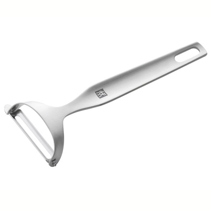 Овощечистка Zwilling Twin Prof 37801-00037801-000 Овощечистка Zwilling Twin Prof 37801-00037801-000Овощечистка Twin Prof предназначена для удобной чистки овощей и фруктов. Она изготовлена из высококачественной нержавеющей стали. Удобная рукоятка овощечистки не позволит выскользнуть ей из вашей руки. Также овощечистка имеет небольшое ушко, с помощью которого вы можете повесить ее у себя на кухне. Овощечистка Twin Prof займет достойное место среди аксессуаров на вашей кухне. Характеристики: Материал: нержавеющая сталь. Длина овощечистки: 17,5 см. Длина лезвия: 4,5 см. Производитель: Германия. Изготовитель: Китай. Артикул: 37801-000. Немецкая компания Zwilling J. A. Henckels была основана в 1731 году. При производстве своей продукции компания на протяжении многих лет использует инновационные технологии. В настоящее время компания Zwilling J. A. Henckels является эталоном высокого немецкого качества, долговечности и практичности, чем заслужили признание во всем мире.