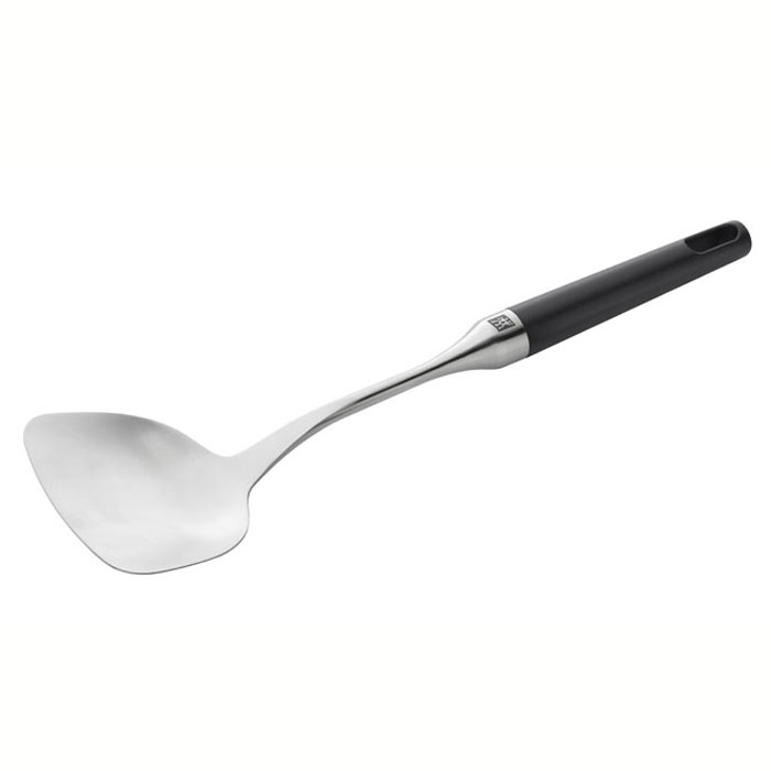 Лопатка для вока Zwilling Twin Pure black 37618-00037618-000 Лопатка для вока Zwilling Twin Pure black 37618-00037618-000Лопатка Twin Pure black предназначена для перемешивания и накладывания блюд приготовленных в воке. Она изготовлена из высококачественной нержавеющей стали 18/10. Удобная рукоятка лопатки, выполненная из пластика, не позволит выскользнуть ей из вашей руки. Также лопатка имеет небольшое ушко, с помощью которого вы можете повесить ее у себя на кухне. Лопатка для вока Twin Pure black займет достойное место среди аксессуаров на вашей кухне. Характеристики: Материал: нержавеющая сталь, пластик. Длина лопатки: 33 см. Производитель: Германия. Изготовитель: Китай. Артикул: 37618-000. Немецкая компания Zwilling J. A. Henckels была основана в 1731 году. При производстве своей продукции компания на протяжении многих лет использует инновационные технологии. В настоящее время компания Zwilling J. A. Henckels является эталоном высокого немецкого качества, долговечности и практичности, чем заслужили...