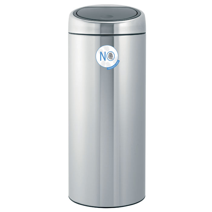 Мусорный бак Brabantia Touch Bin, 30 л378669 Мусорный бак Brabantia Touch Bin, 30 л378669Мусорный бак Brabantia Touch Bin выполнен из антикоррозийной стали с матовой защитой от отпечатков пальцев. Особенности мусорного бака Touch Bin: система закрытия brabantia -soft-touch съемная крышка из нержавеющей стали открытие крышки нажатием пластиковый защитный ободок (не царапает пол) внутренняя корзина из пластика со специальными вентиляционными отверстиями для предотвращения образования вакуума при извлечении полного пакета металлическая ручка на корзине ручка для переноса крышка закрывается/открывается бесшумно, плотно прилегает, предотвращая распространение запаха фирменные мусорные мешки в комплекте.