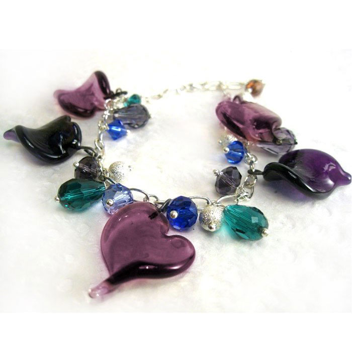 Браслет Поцелуй Никты (Lampwork) Ручная авторская работаBR0005 Браслет Поцелуй Никты (Lampwork) Ручная авторская работаBR0005Длина 20,5 см. Ширина 2,7 см. Авторская работа. Автор Ольга Букина. Оригинальный браслет, изготовленный из цветного стекла, позволит Вам с легкостью воплотить самую смелую фантазию и создать собственный, неповторимый образ. Темнота и сон, предчувствие, ожидание дня. В вечерних сумерках окончания дня пропадают висячие мосты и набережная, одетая в гранит, плеск волн становится все тише. Когда уходит День, Никта не спеша обходит свои владения, изредка целуя бодрствующих в соленые от слез глаза. Она появляется внезапно, как шепот любимой, как слова на незнакомом языке, пришедшие по радиосвязи среди звезд. Успокоится душа, уснет тоска, и боль станет легка. Лучи звезд будут тихонько колоть в закрывшиеся до рассвета глаза, что забылись в неге быстрого сна. И там, исцеленные от душевной боли в хрупкой лунной тишине, мы ждем рассвета.