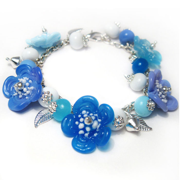 Браслет Лунные фиалки (Lampwork) Ручная авторская работаBR0008 Браслет Лунные фиалки (Lampwork) Ручная авторская работаBR0008Общая длина браслета 19-21см. Авторская работа. Автор Ольга Букина. Оригинальный браслет, выполненный из муранского стекла ручной работы, позволит вам с легкостью воплотить самую смелую фантазию и создать собственный, неповторимый образ. Свет Луны лишь отражение Солнца, его теплый отблеск гладит лицо в шуме ночного прибоя. Этот браслет - ласковый поцелуй летней ночи далекой страны посреди моря. Не спешить, опуститься на еще теплую после дневного зноя гальку Ladys mile, взглянуть на янтарь далеких огней Лимассола, что видны с Акрортири. Меж волн будут мигать рубином и изумрудом огни истребителей, которые мутными призраками пропадут после взлета резко набрав высоту. Каждое украшение выполнено вручную и потому уникально. Ваше украшение может несколько отличаться в деталях от представленного на фотографии. Общий вид украшения сохраняется.