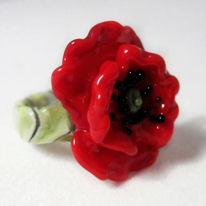 Кольцо Калифорнийские маки (Lampwork) Ручная авторская работаRG0005 Кольцо Калифорнийские маки (Lampwork) Ручная авторская работаRG0005Размер 16 мм. Авторская работа. Автор Ольга Букина. Прекрасное кольцо с цветком - красным маком. Муранское стекло, ручная работа. Двадцать часов полета и еще около пяти на машине. Выбраться из LAX, оставить позади город, его бетонные трассы, гигантским спрутом поглотивший Западное побережье. Добраться, выключить двигатель и долго смотреть на рубиновый покров - до горизонта близких холмов. И везде лишь огненные маки, как будто кто-то разлил по холмам красное вино, разбив огромный бокал. Тишина, припекает солнце, слабый ветер колышит лепестки. Пусто, спокойно, на небе ни облачка. Это воспоминание застынет в стекле, хрупкими гранями теплоты. День на краю света, там где в солнце опускается в океан, и вода вскипает соприкасаясь со звездой.